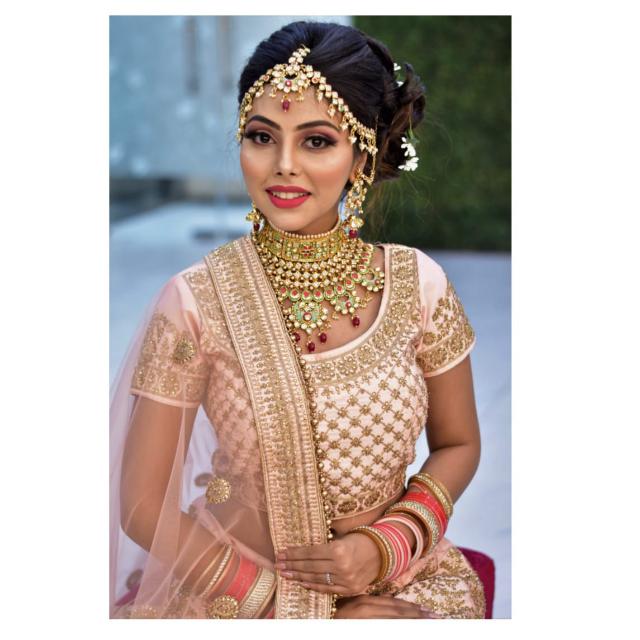 Model Mehndi Bride